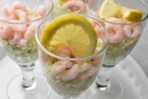 Spidskålssalat med rejer og æble - opskrift. God som forret