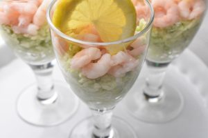 Spidskålssalat med rejer og æble - opskrift. God som forret