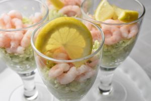 Spidskålssalat med rejer og æble - opskrift. God som forret