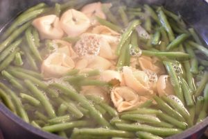 Tortellini med bønner - nem one pot pasta ret