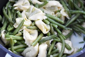 Tortellini med bønner - nem one pot pasta ret