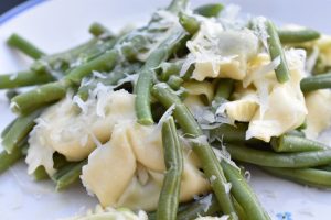 Tortellini med bønner - nem one pot pasta ret