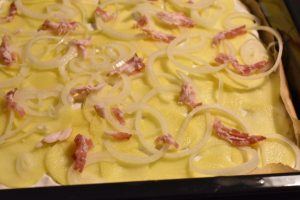 Hvid pizza med creme fraiche, kartoffel & bacon 