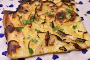 Hvid pizza med creme fraiche, kartoffel & bacon 