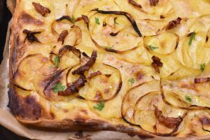 Hvid pizza med creme fraiche, kartoffel & bacon 