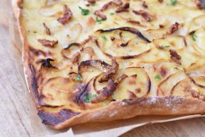 DSC_3132 • nogetiovnen.dk Hvid pizza med creme fraiche, kartoffel & bacon