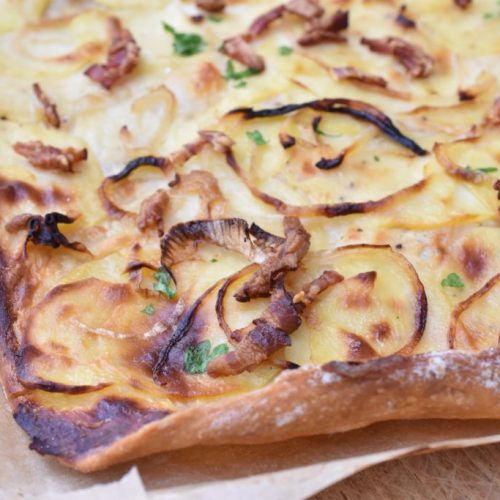 Hvid pizza med creme fraiche, kartoffel & bacon