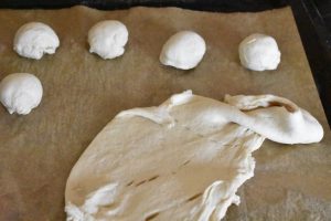 Små semlor boller af croissant dej på dåse