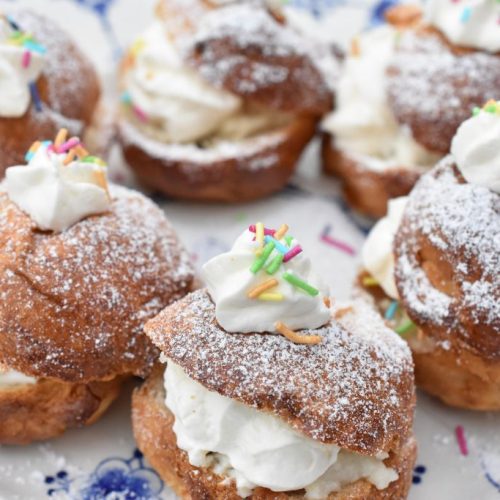 Små semlor boller af croissant dej på dåse