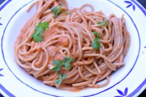 Pasta med burrata og nem fløde tomatsovs
