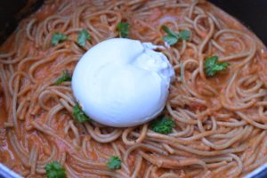 Pasta med burrata og nem fløde tomatsovs