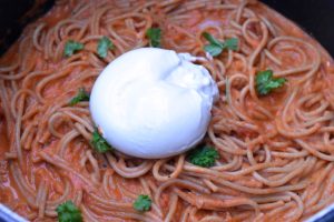 Pasta med burrata og nem fløde tomatsovs