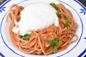 Pasta med burrata og nem fløde tomatsovs