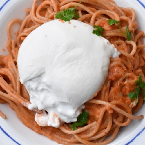 Pasta med burrata og nem fløde tomatsovs