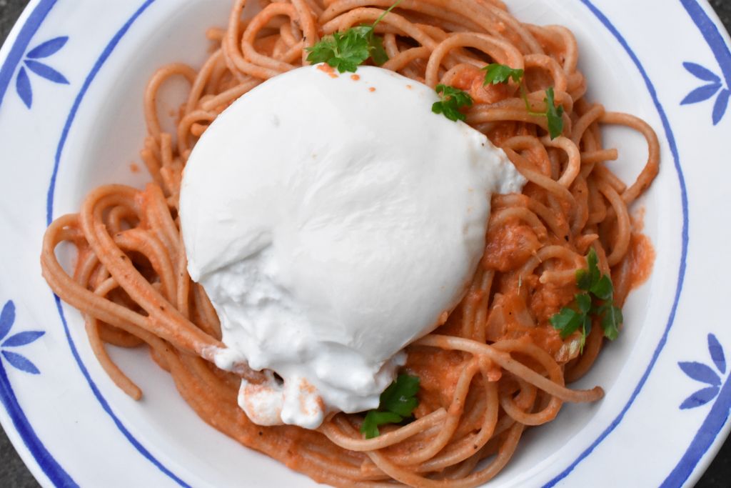 Pasta med burrata og nem fløde tomatsovs
