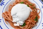 Pasta med burrata og nem fløde tomatsovs