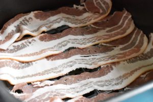 Bacon i airfryer - nem opskrift på sprød bacon