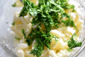 DSC_3206 • nogetiovnen.dk Hjemmelavet hvidløgssmør med persille