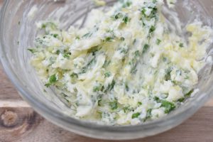 Hjemmelavet hvidløgssmør med persille