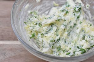 Hjemmelavet hvidløgssmør med persille