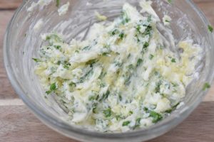 Hjemmelavet hvidløgssmør med persille