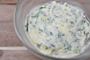 Hjemmelavet hvidløgssmør med persille