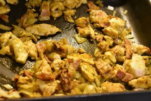 Pastaret i ovn med kylling, bacon & fløde