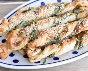 Butterdejsstænger med spinat - butterdej twister