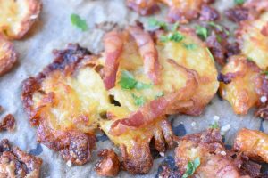 Knuste kartofler med bacon - nem opskrift