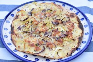 Tortilla pizza med kartofler - nem hvid pizza