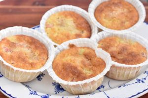 Saftige muffins med rabarber og kokos