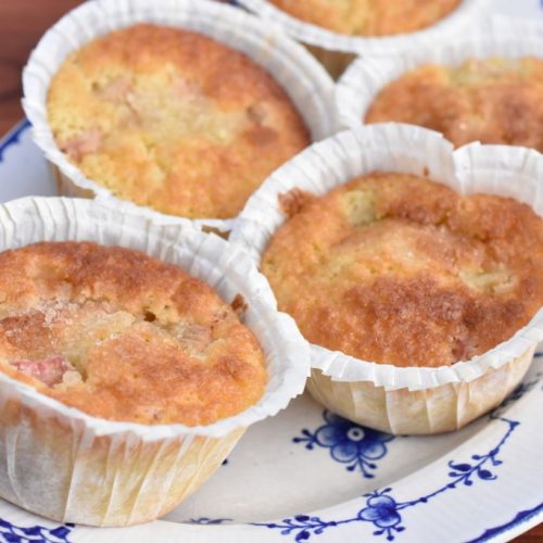 Saftige muffins med rabarber og kokos