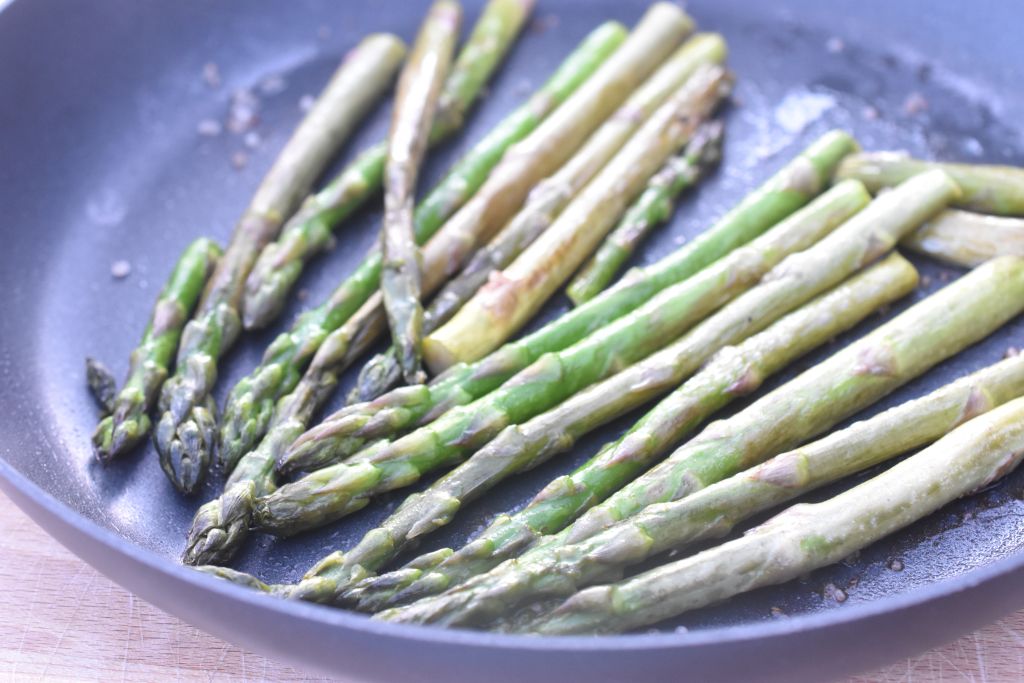 Stegte asparges - grønne asparges på pande
