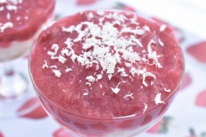 Mascarponecreme i glas med rabarberkompot