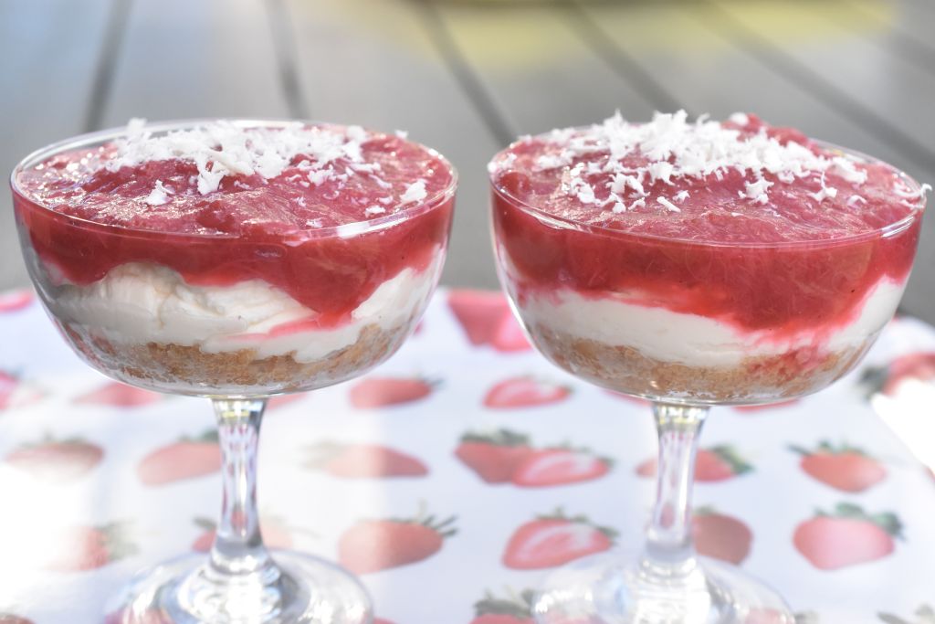 Mascarponecreme i glas med rabarberkompot