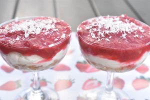 Mascarponecreme i glas med rabarberkompot