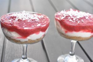Mascarponecreme i glas med rabarberkompot