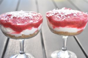 Mascarponecreme i glas med rabarberkompot