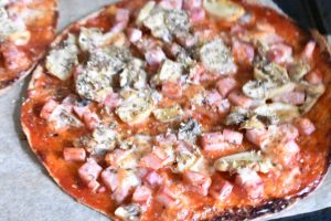 Tortilla pizza med skinke - nem opskrift