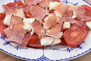 Caprese med skinke & mozzarella - tomatsalat