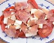 DSC_0947 • nogetiovnen.dk Caprese med skinke & mozzarella - tomatsalat