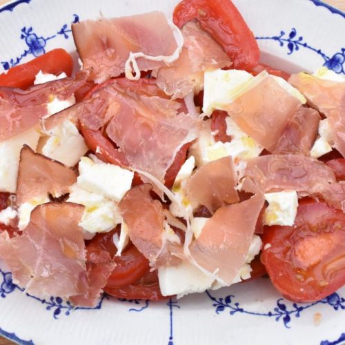 Caprese med skinke & mozzarella - tomatsalat