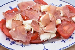 Caprese med serranoskinke & mozzarella - nem
