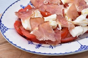 Caprese med serranoskinke & mozzarella - nem
