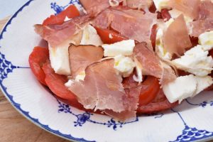 Caprese med serranoskinke & mozzarella - nem