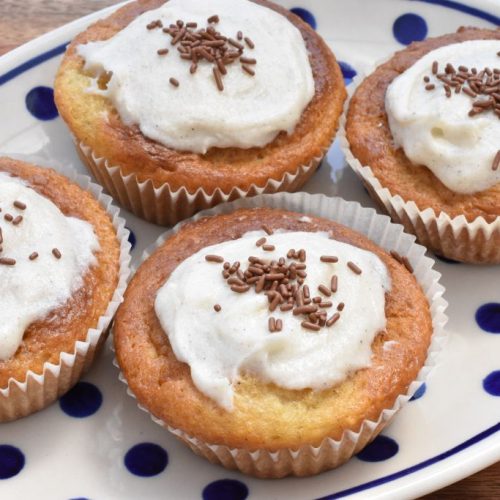 Vanilje muffins med frosting - nemme uden æg