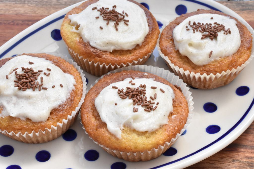 Vanilje muffins med frosting - nemme uden æg