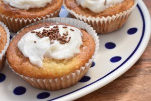 Vanilje muffins med frosting - nemme uden æg