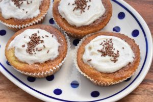 Vanilje muffins med frosting - nemme uden æg