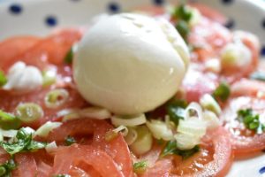 Tomatsalat med burrata - nem salat opskrift 